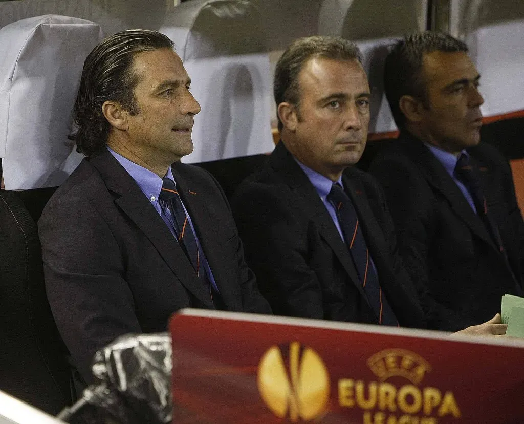 Juan Antonio Pizzi junto a Manuel Suárez, actual DT de Deportes Concepción. (Imago).