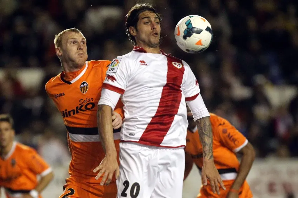 Joaquín Larrivey aguanta la marca del francés Jéremy Mathieu aquella noche en Vallecas. (Foto: Imago).