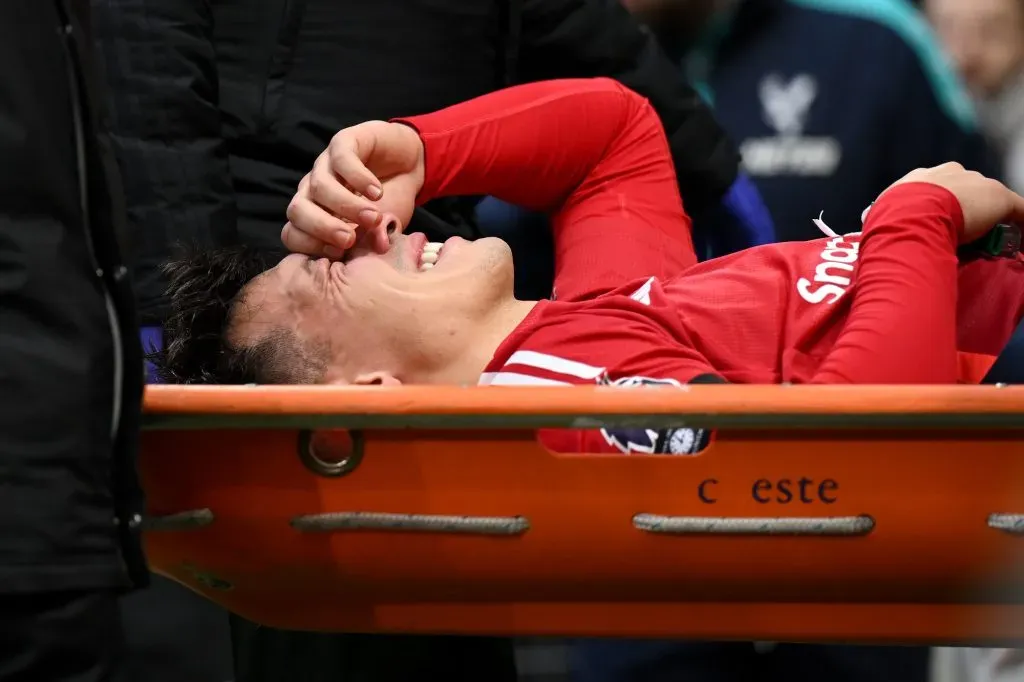 Lisandro Martínez es retirado en camilla tras lesionarse (Getty Images).