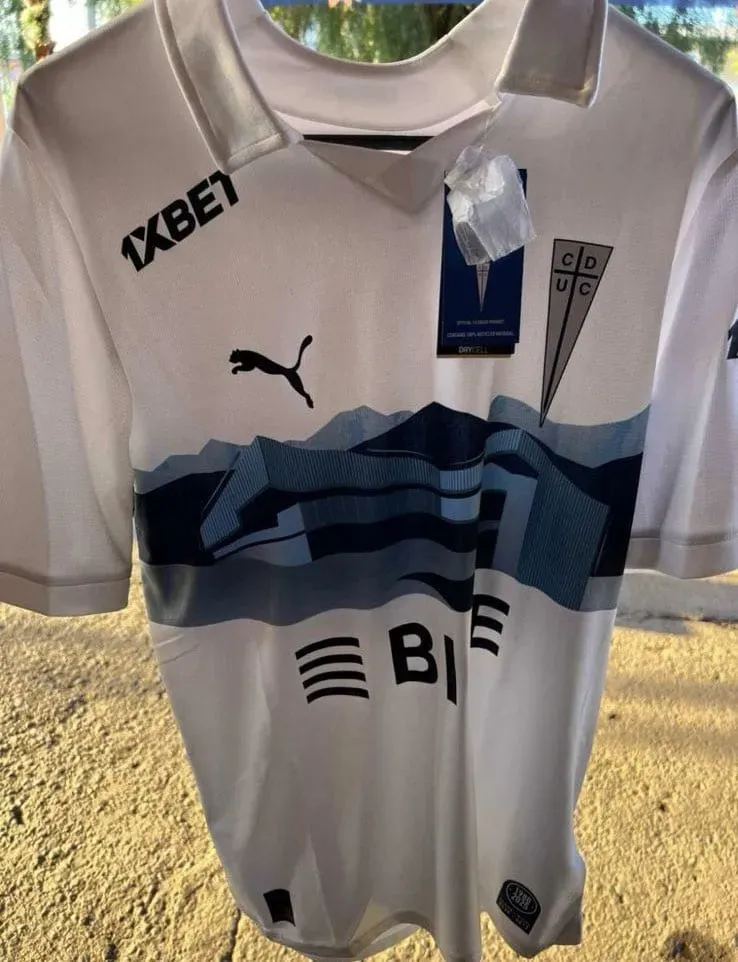 La nueva camiseta de Universidad Católica para cuando se inaugure el Claro Arena. | Foto: Archivo.