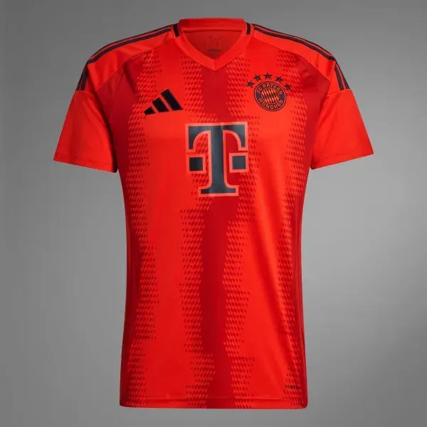 La camiseta de Bayern Múnich del 2024-25. ¿Encuentran que se parecen a la que lanzará Universidad de Chile?