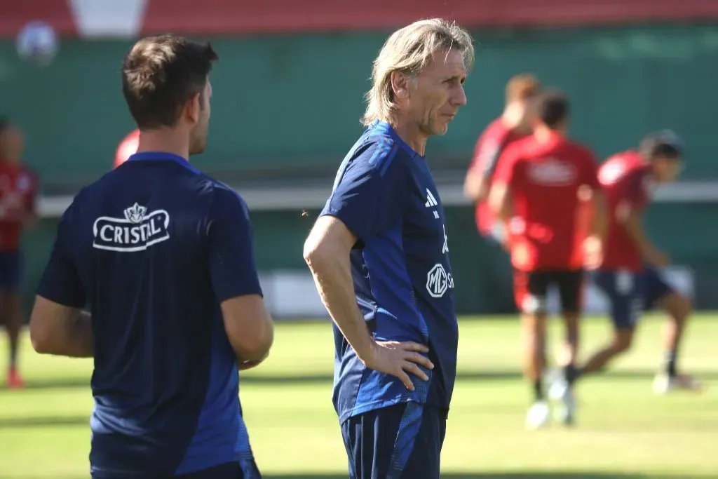 Johnny Herrera ayuda a Ricardo Gareca a armar la formación de la Roja | Photosport