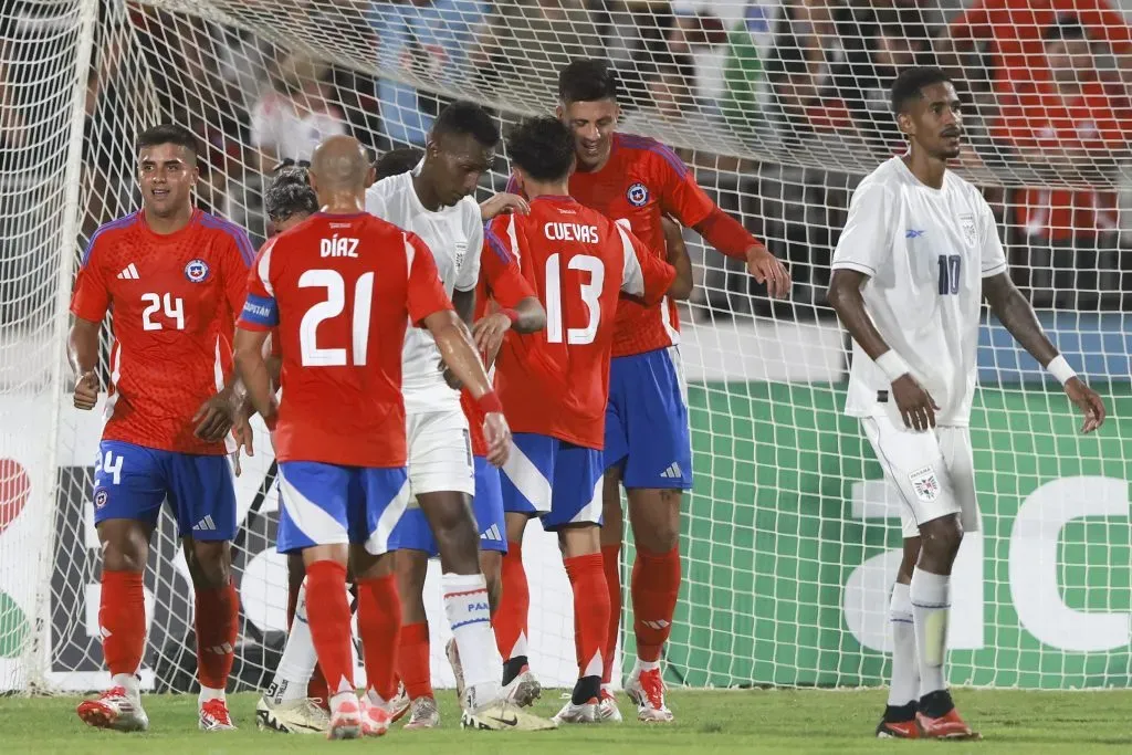 Álvaro Madrid, el “24”, celebra el gol que convirtió Steffan Pino ante Panamá. (Felipe Zanca/Photosport).