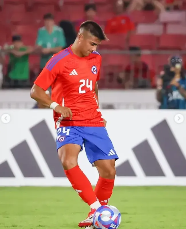 Álvaro Madrid en acción por la Roja. (Foto: Everton Viña del Mar).