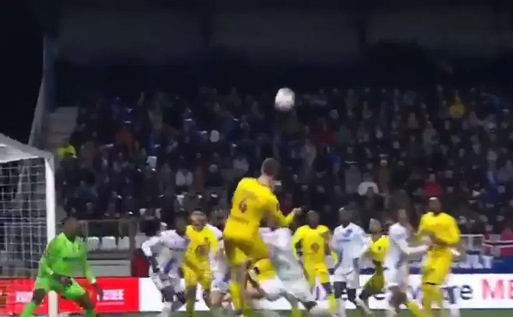 Creesswell estaba libre para recibir el balón. Foto: Twitter.