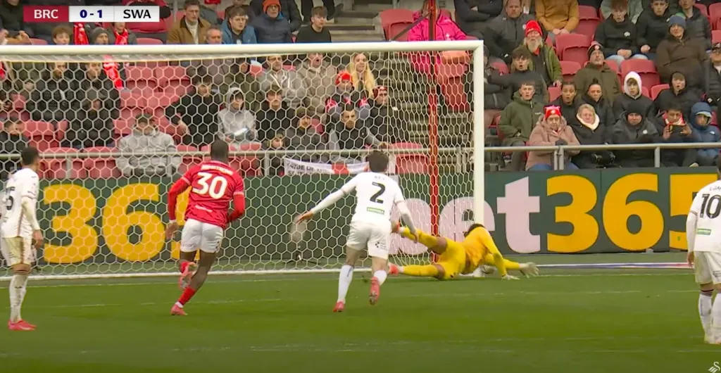 La estirada con fortuna de Vigouroux para mantener el cero en el Swansea. (Captura).