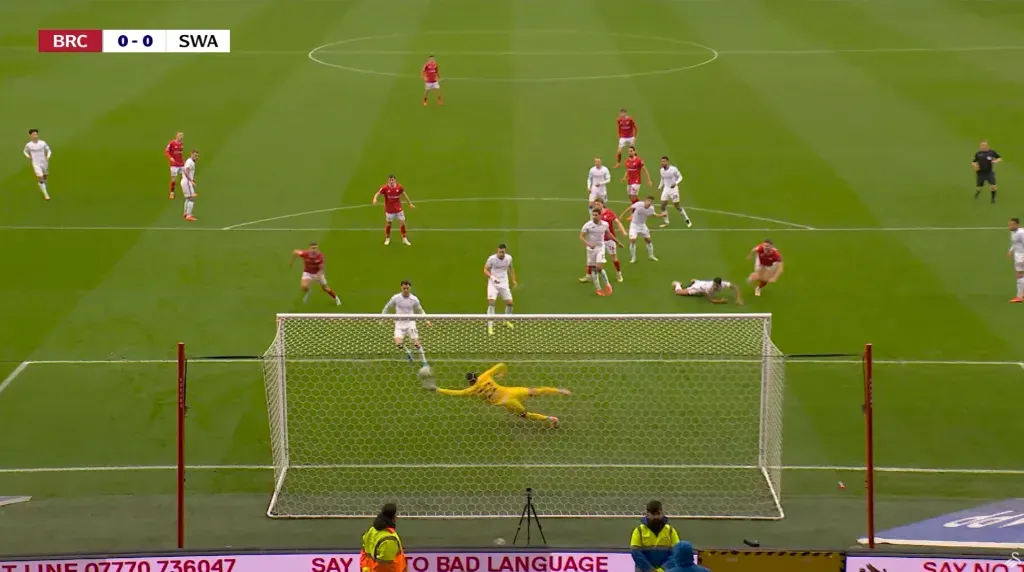 Vigouroux impidió el grito de gol de Mc Nally. (Captura Swansea City AFC).