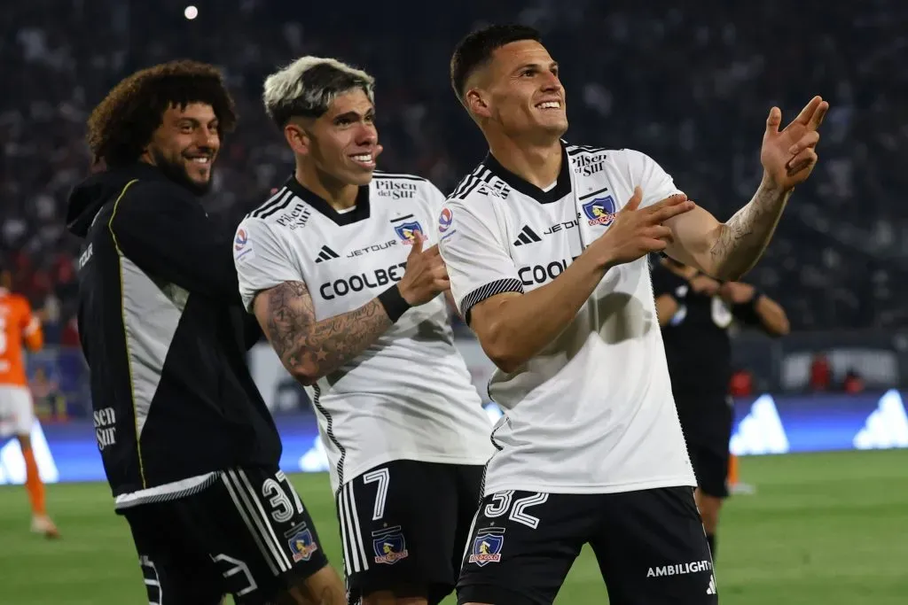 Lucas Cepeda celebra en Colo Colo con Carlos Palacios, quien pasó a Boca Juniors. (Marcelo Hernandez/Photosport).