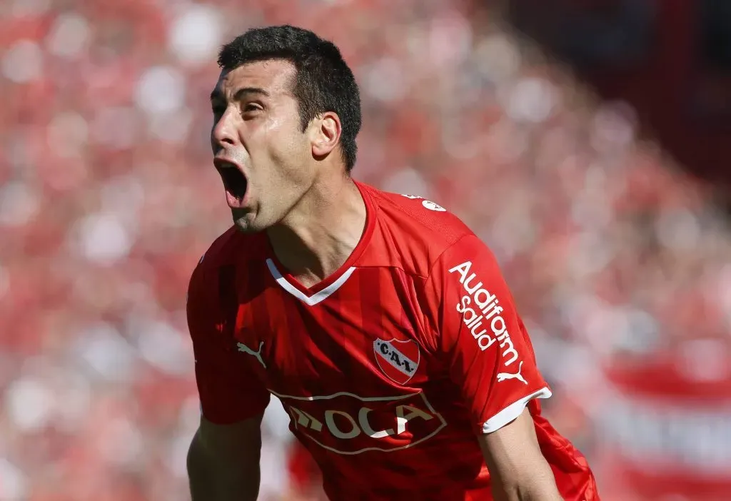 Sebastián Penco festeja un gol en Independiente ante Racing. (Javier Garcia Martino / Photogamma).