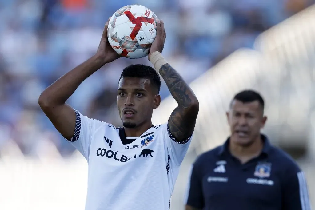 Jorge Almirón estuvo hasta el último partido del 2024 alineando jugadores Sub21 en Colo Colo. | Foto: Photosport.