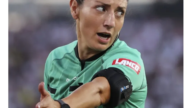 La jueza de este partido, Dione Rissios. La primera mujer en ser árbitra central de un partido de Colo Colo. (Felipe Zanca/Photosport