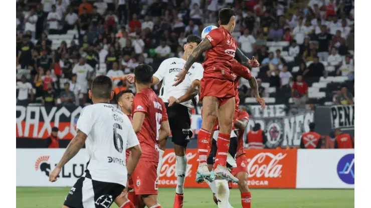 El cabezazo del charrúa de 24 años.
(Dragomir Yankovic/Photosport).