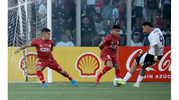 El tiro de Correa que fue el 1-0 de Colo Colo.
(Dragomir Yankovic/Photosport).