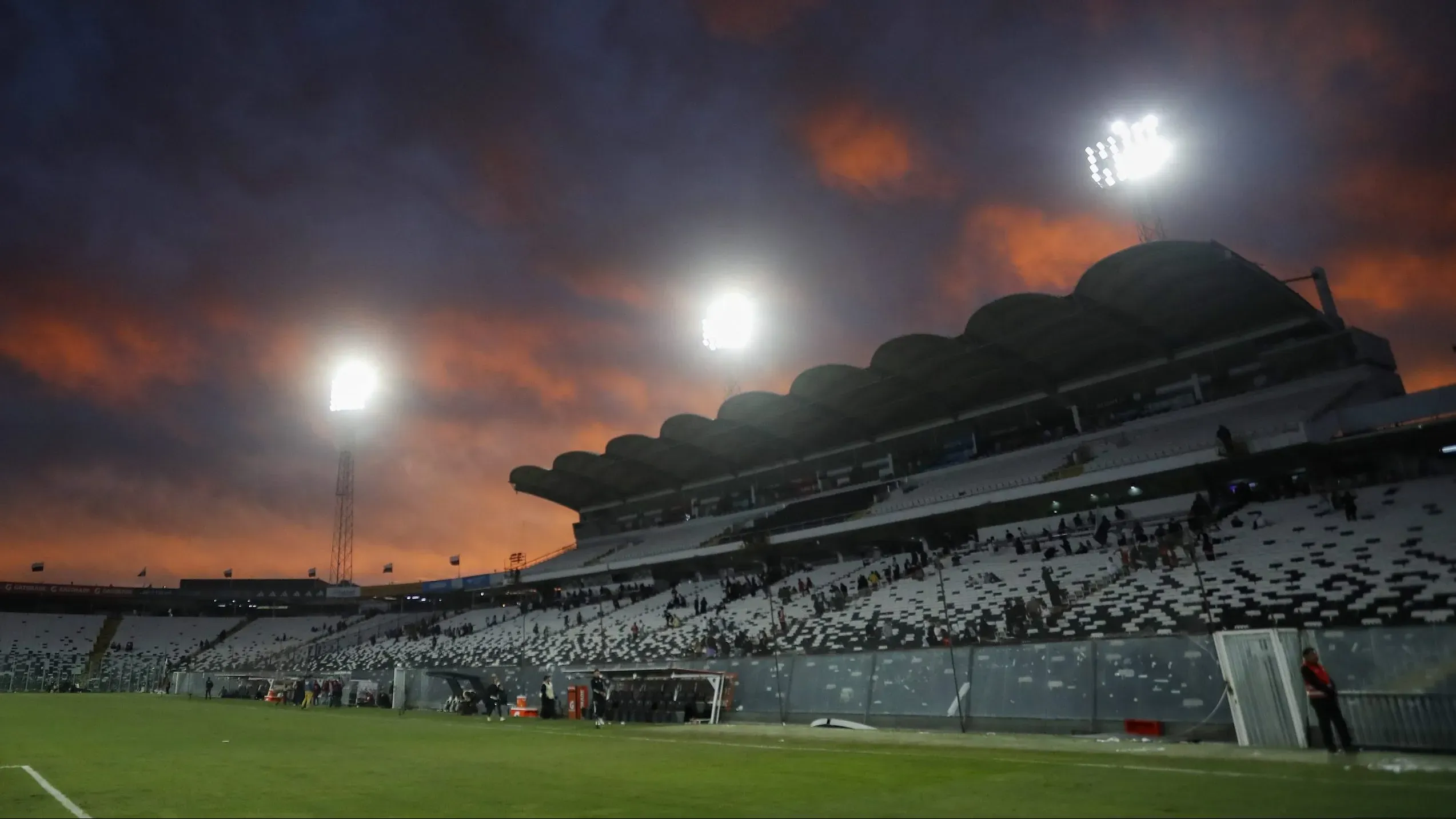 Sufren los albos por el estado de la cancha / Photosport.