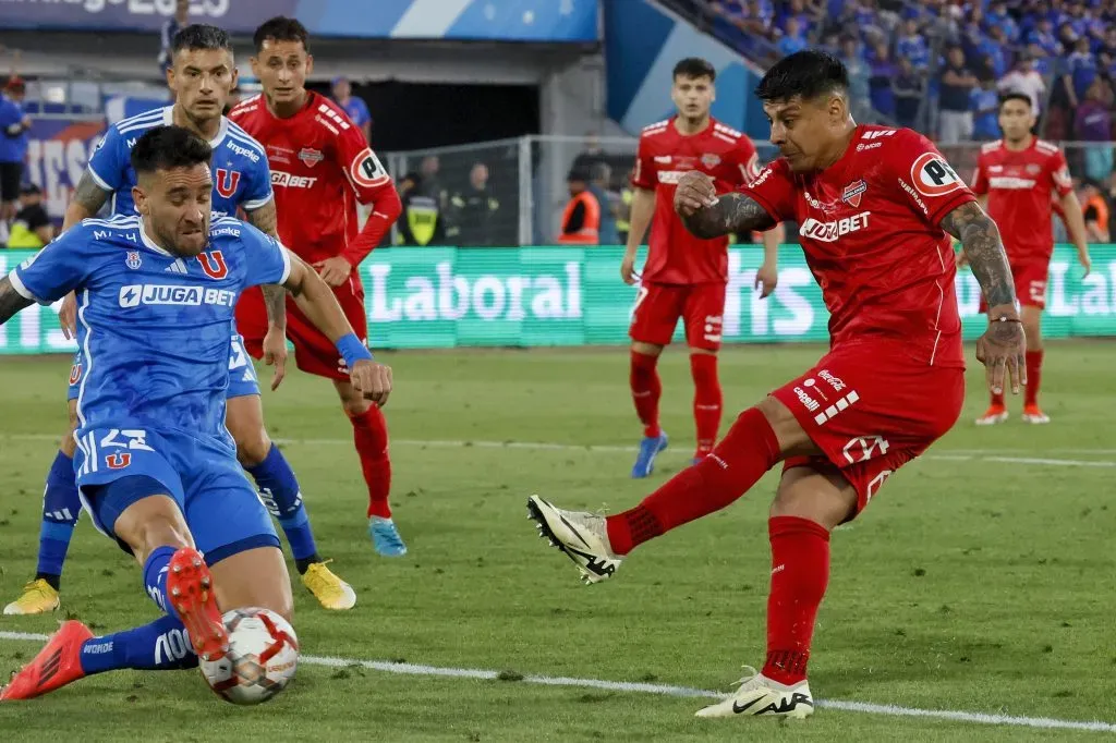 Patricio Rubio ante Matías Zaldivia en la final de la Copa Chile 2024. (Andrés Piña/Photosport).