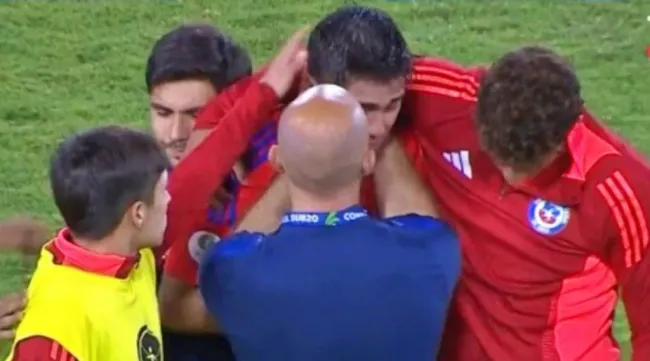 Damián Pizarro no pudo contener la frustración y rompió en llanto, reflejando su mal Sudamericano Sub 20. Foto: TVN.