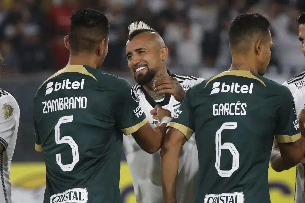 Carlos Zambrano saludó con mucho afecto a Vidal en la Copa Libertadores 2024. (Jonnathan Oyarzun/Photosport).