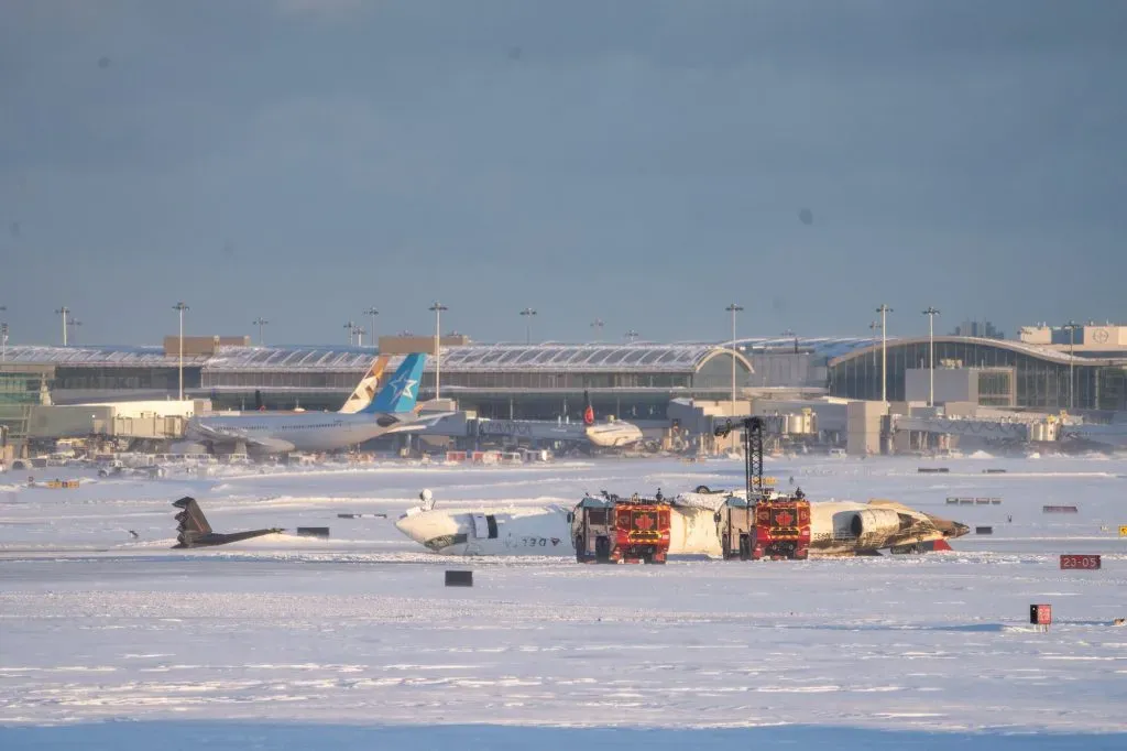 Personal de emergencia trabaja en el lugar del accidente del avión de Delta Airlines (Getty Images).