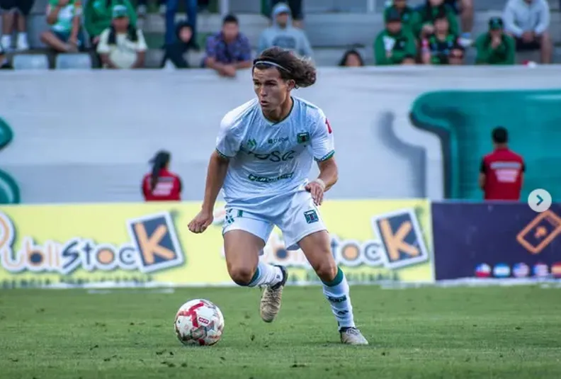 Félix Triñanes en acción por el Pije. (Foto: Deportes Temuco).