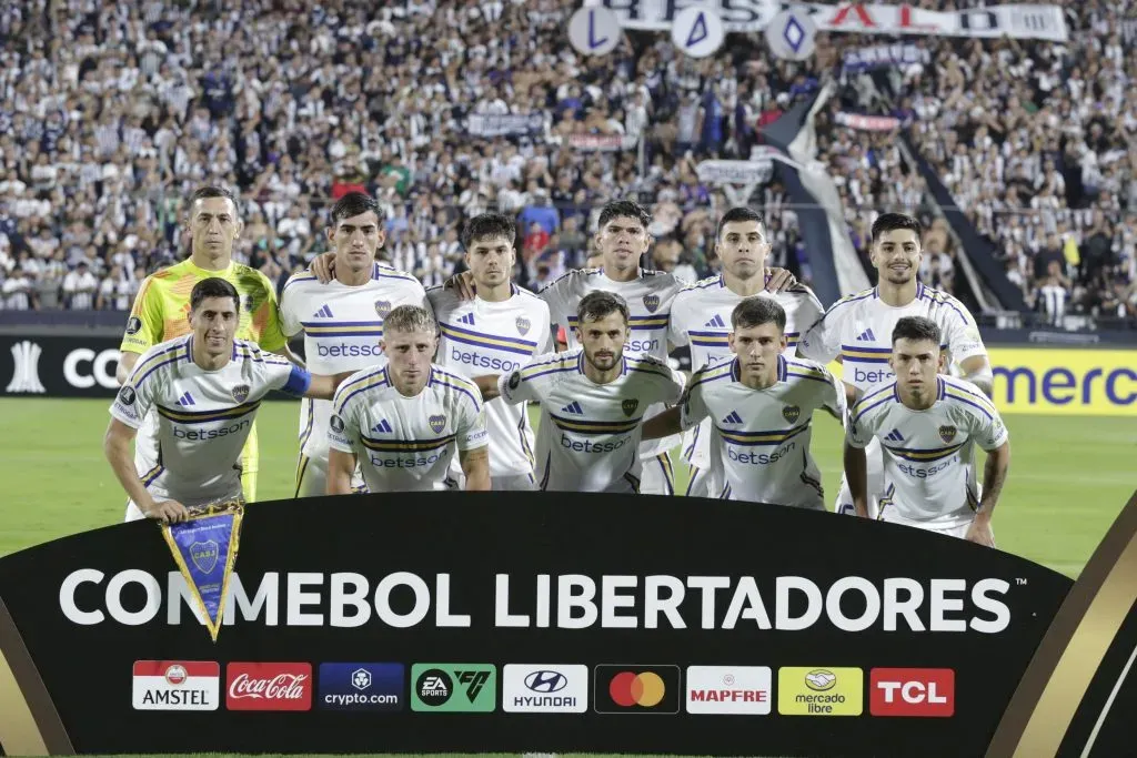 Carlos Palacios y Williams Alarcón fueron titulares en la derrota de Boca Juniors en Copa Libertadores. (Photo by Fernando Sangama/Getty Images)