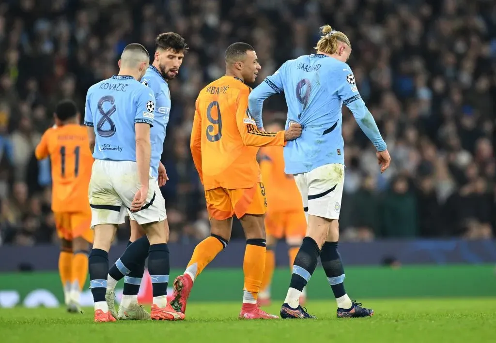 Kylian Mbappe del Real Madrid tira de la camiseta de Erling Haaland del Manchester City, durante la Champions League el 11 de febrero de 2025 (Getty Images).
