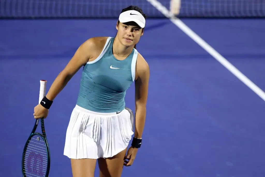 Emma Raducanu juega contra Karolina Muchova en el Dubai Duty Free Tennis Championships (Getty Images).