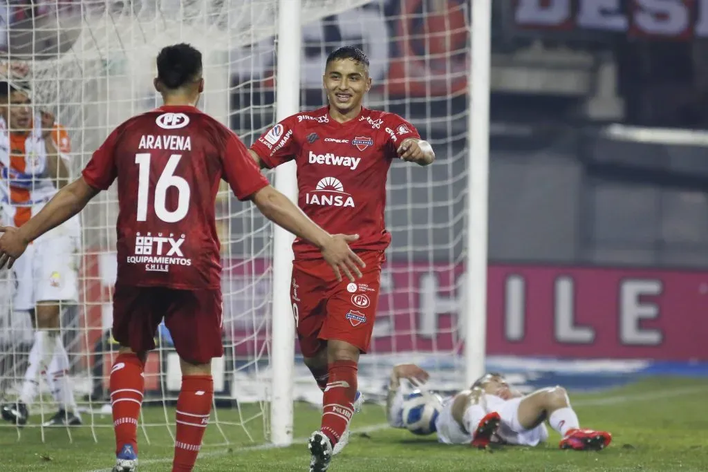 Nicolás Guerra y Alexander Aravena fueron una dupla temible en Ñublense durante 2022. Los Diablos Rojos fueron subcampeones. (José Carvajal/Photosport).