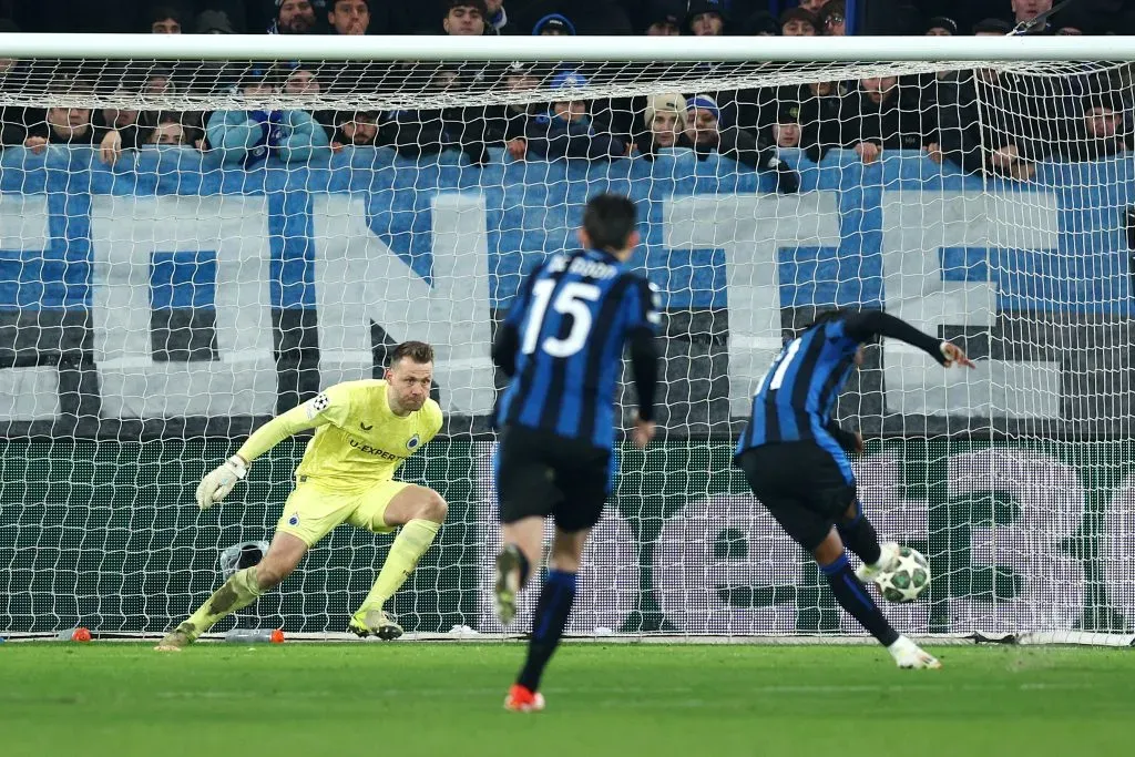 El penal de la discordia en el Atalanta de Italia. (Francesco Scaccianoce/Getty Images).