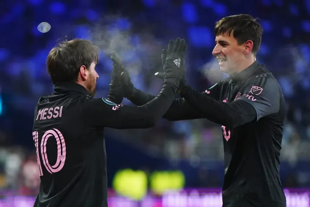 Lionel Messi celebra su golazo junto a su compatriota Tadeo Allende. (Kyle Rivas/Getty Images).