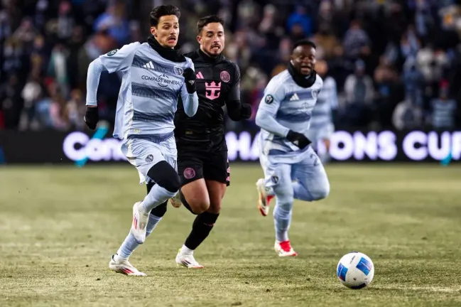 Gonzalo Luján en acción ante Daniel Salloi en el 1-0 de Inter Miami ante Kansas City. (Foto: Serena S.Y. Hsu | Imago).