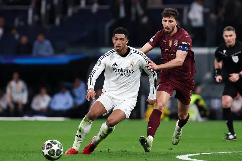 Bellingham en acción ante Rúben Dias del Manchester City. (Foto: Gerard Franco | Imago).