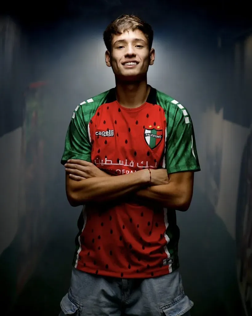 Iván Román con la nueva camiseta de Palestino.