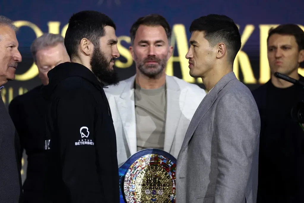 Artur Beterbiev y Dmitry Bivol tuvieron su último cara a cara previo a la pelea este jueves 20 de febrero. (Foto: by Richard Pelham/Getty Images)