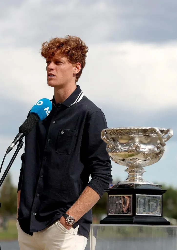 Jannik Sinner posando con el trofeo del Australian Open 2025, una dos semanas antes de su sanción por dopaje. (Getty Images).