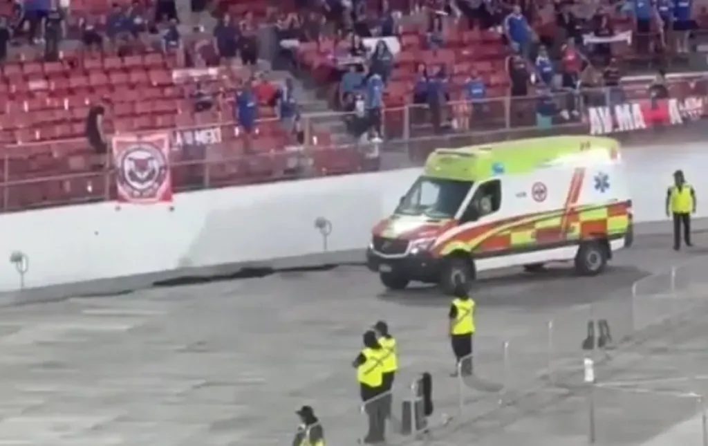 Llega una ambulancia a asistir al hincha de la U que cayó al foso del Estadio Nacional (captura).