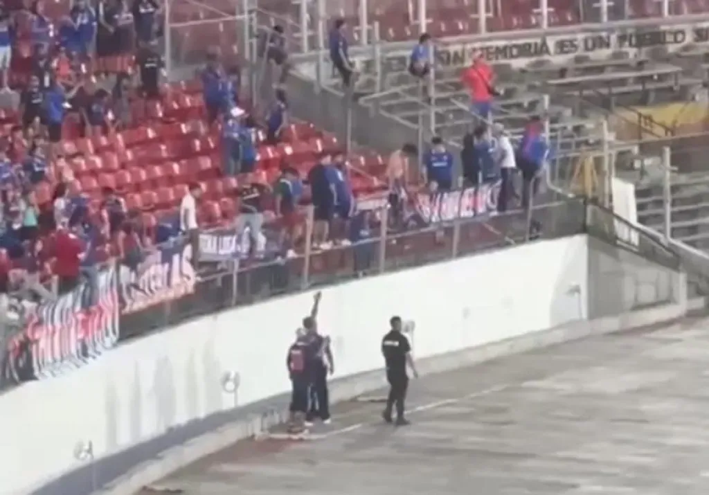 Hinchas de la U piden ayuda por otro hincha que cayó al foso del Estadio Nacional (Captura).