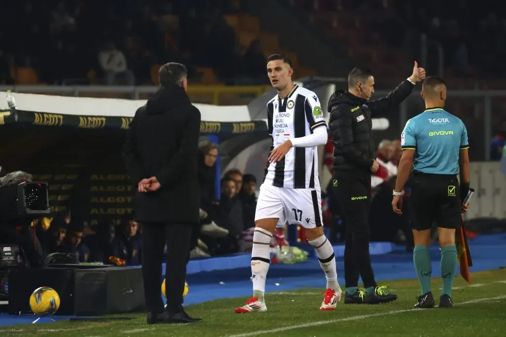Lorenzo Lucca le quitó el penal a Florian Thauvin, anotó y Udinese lo mandó a la banca con Alexis Sánchez mirando todo. Foto: Getty Images.