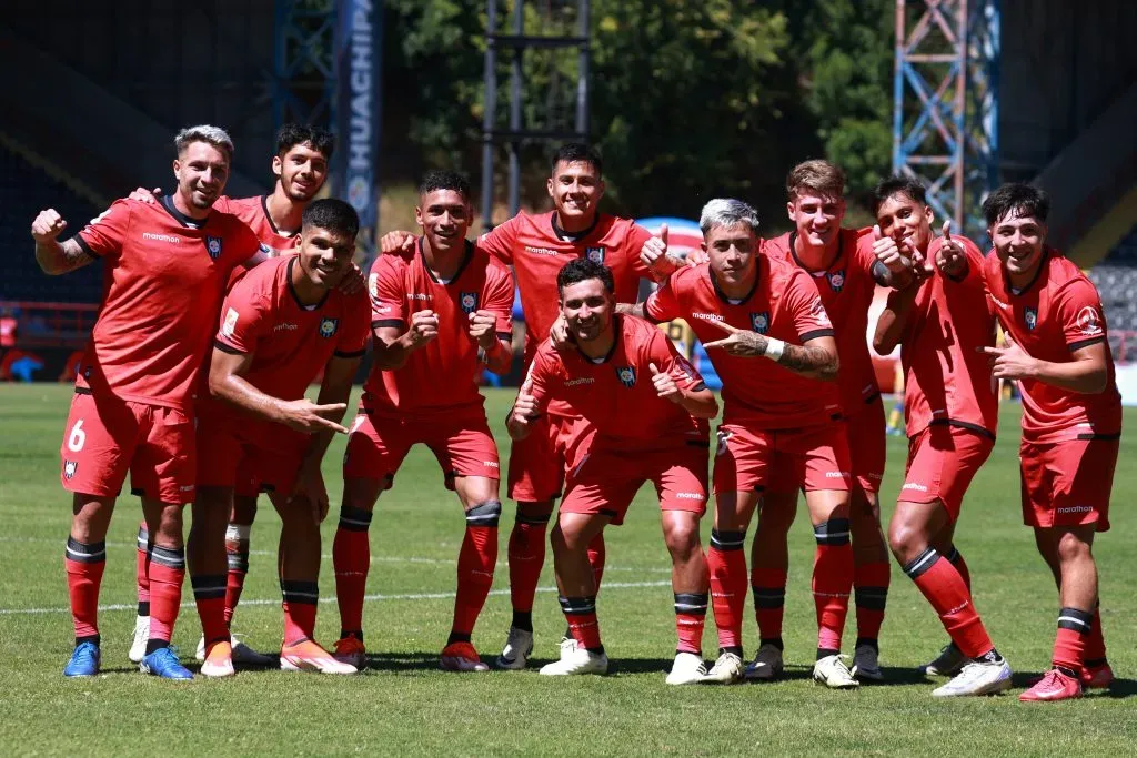 Lucas Velásquez, el lateral izquierdo, es el de más a la derecha de Huachipato. (Eduardo Fortes/Photosport).