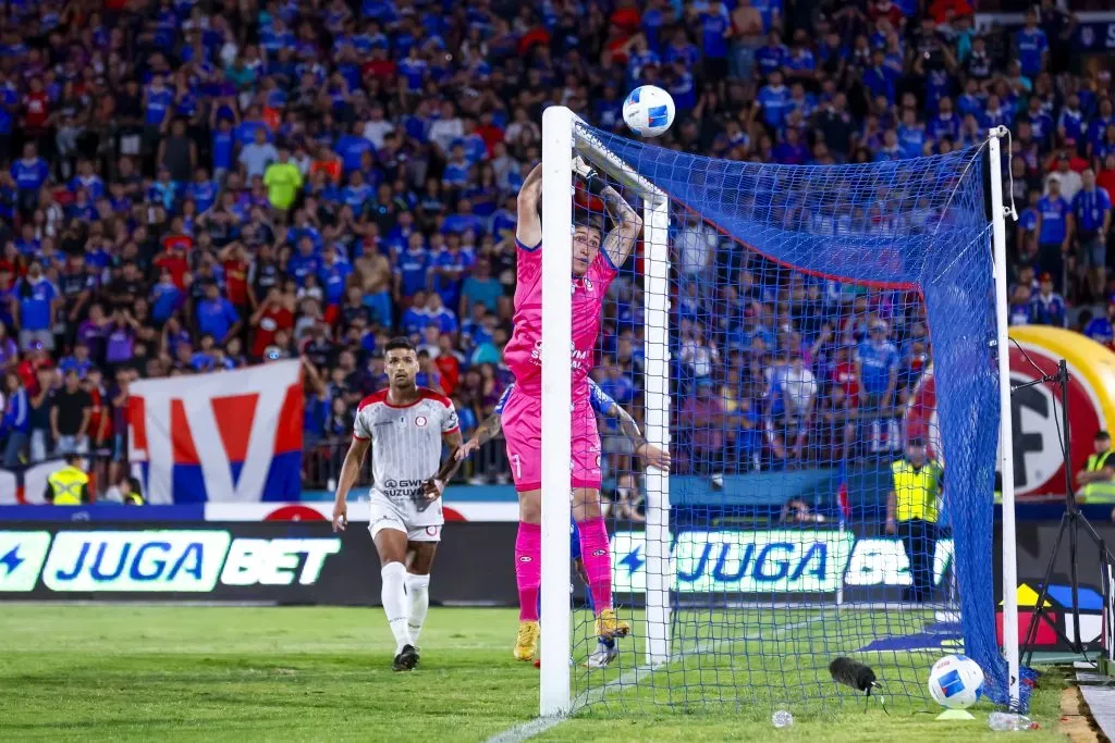 Jorge Peña no pasó muchos sobresaltos en el segundo tiempo, pero sí en los primeros minutos de la parte inicial. (Pepe Alvujar/Photosport).