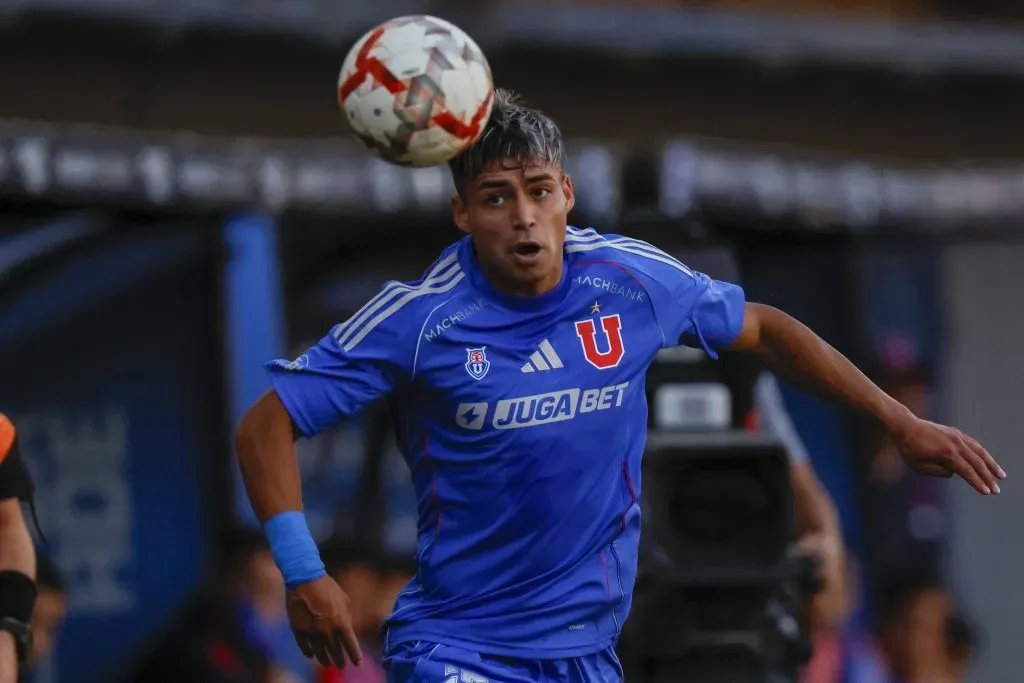 Fabián Hormazábal en acción por la U de Chile en la temporada 2025. (Andrés Piña/Photosport).