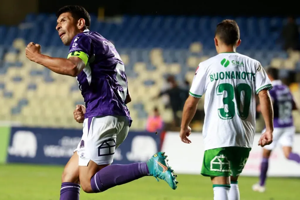 Sebastián Silva celebra el descuento del León de Collao ante los albiverdes. (Eduardo Fortes/Photosport).