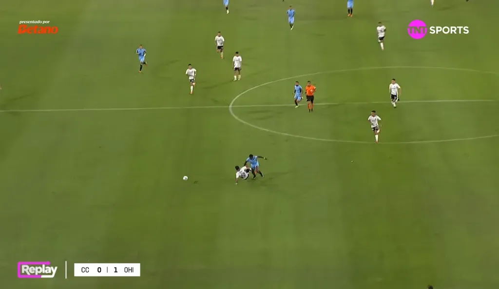 Yorman Zapata mandó directo al piso a Huaso Isla en la jugada del gol de O’Higgins. (Captura TNT Sports).