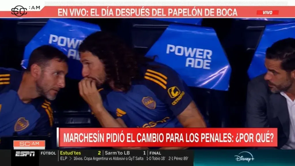 A Cristián Muñoz (a la izquierda) le comunican que se debe hacer un cambio de arqueros