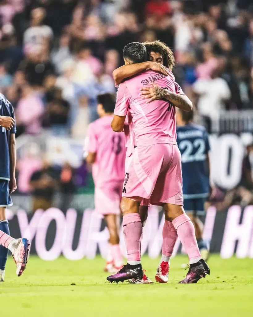 Maxi Falcón se saluda con Luis Suárez