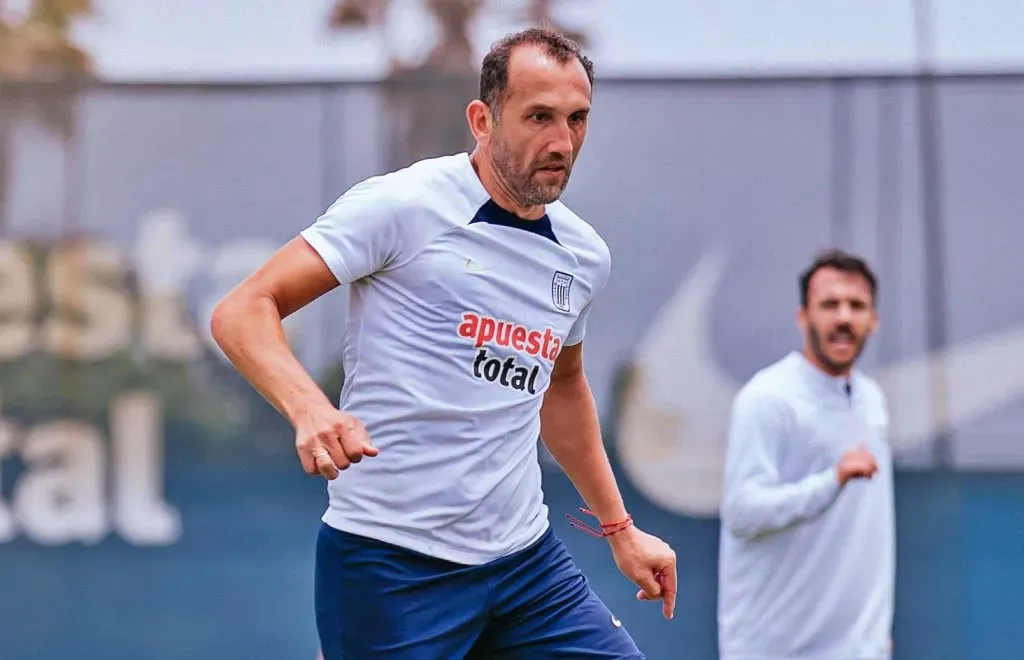 La camiseta con que Alianza Lima fue a Buenos Aires para eliminar a Boca Juniors en esta Copa Libertadores 2025. | Foto: Alianza Lima.