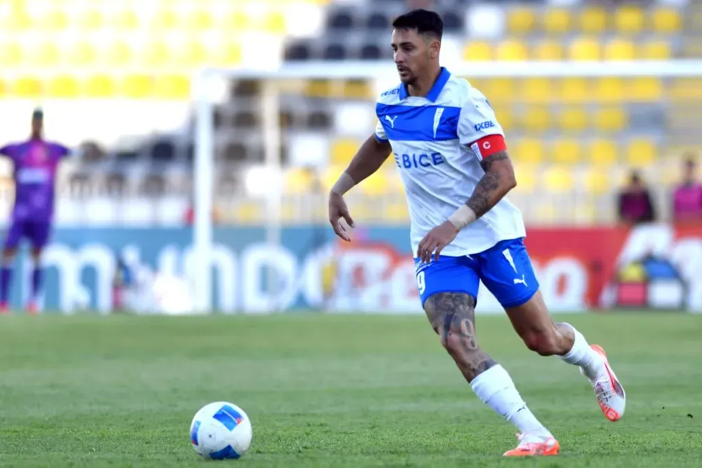 Fernando Zampedri no jugará en la UC ante Iquique como titular. Foto: Alejandro Pizarro Ubilla/Photosport