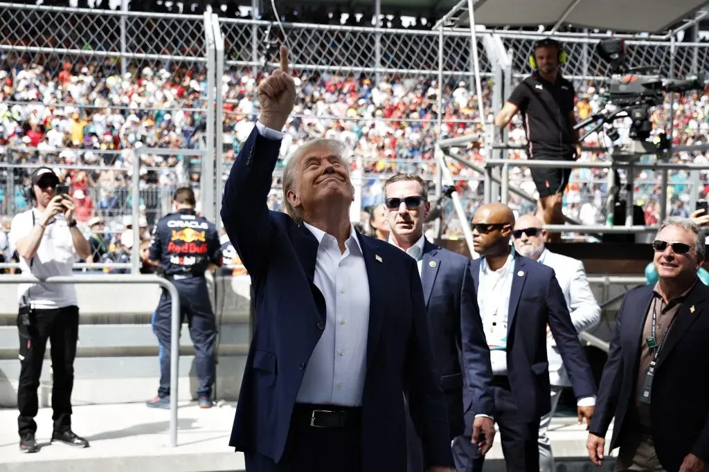 Donald Trump señala a la multitud en el Pitlane antes del Gran Premio de F1 de Miami 2024 (Getty Images).