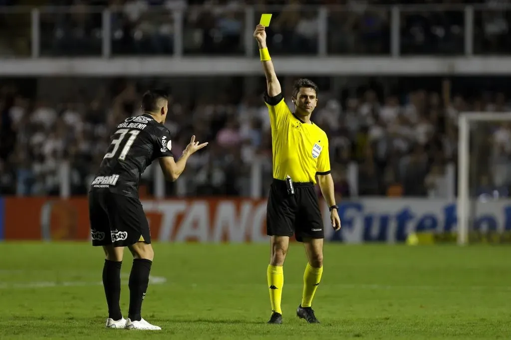 El árbitro Flavio Rodrigues de Souza muestra tarjeta amarilla a Balbuena, del Corinthians (Getty Images).