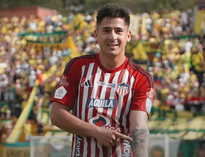 Guillermo Paiva acabó con su maldición en Colo Colo tras anotar con la camiseta de Junior. Foto: Junior.