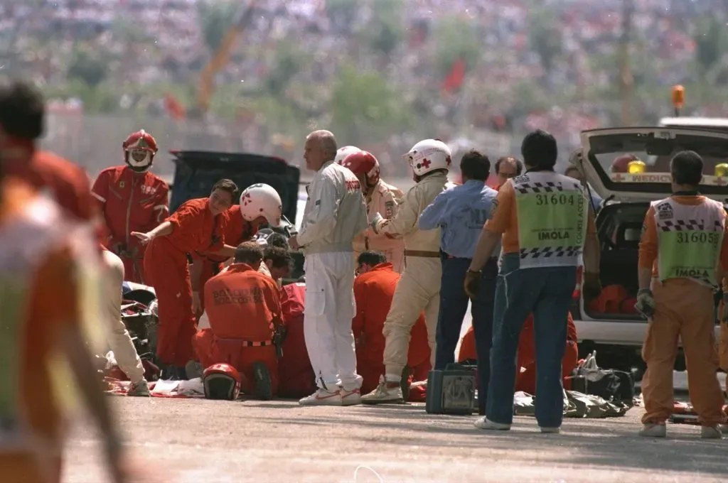 El equipo médico rodea a Ayrton Senna tras el fatídico accidente en 1994 (Getty Images).